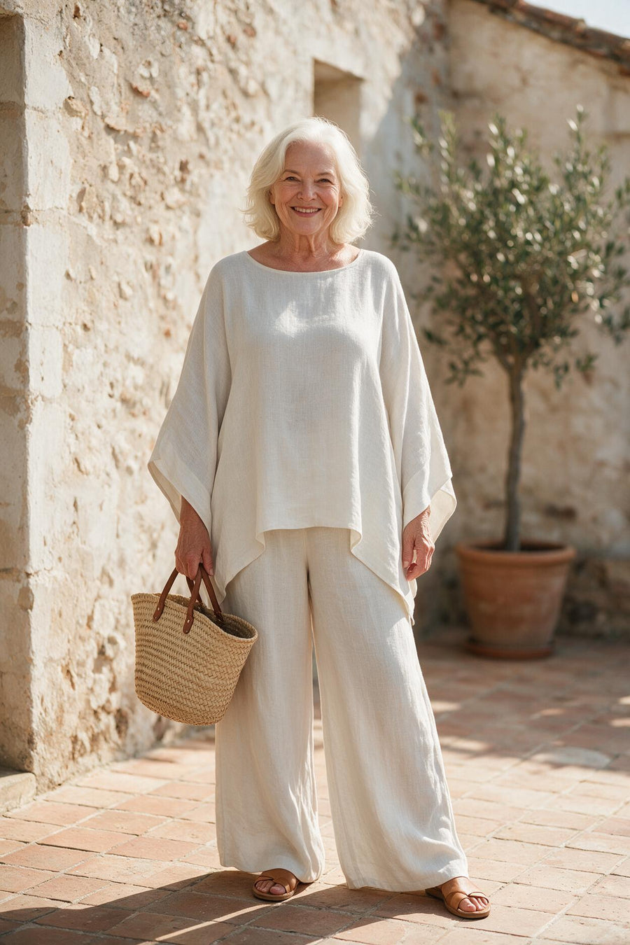 Ensemble Clémence en lin blanc, haut ample et pantalon large, porté sur une terrasse du sud de la France