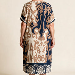 Robe midi Célestine vue de dos, imprimé ornemental symétrique et bordure à médaillons à l'ourlet