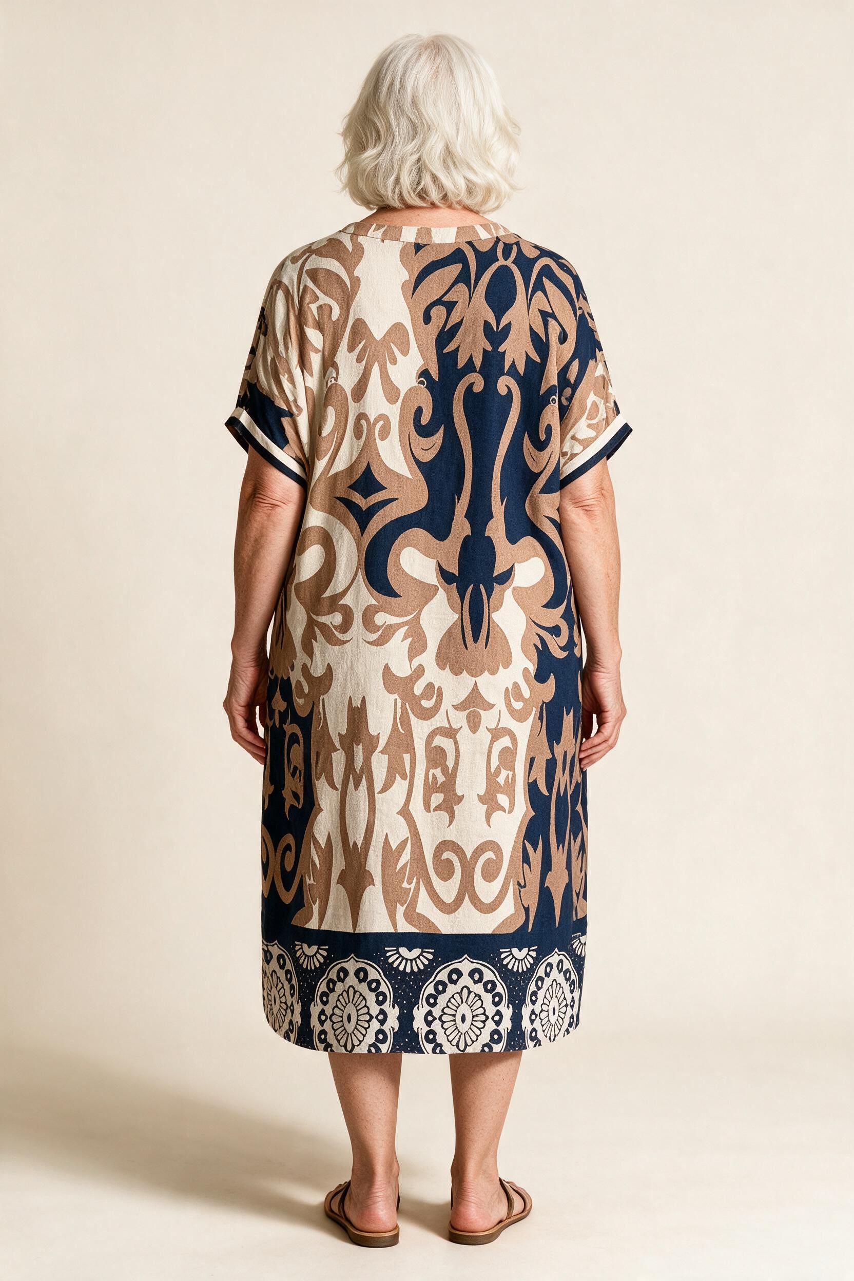 Robe midi Célestine vue de dos, imprimé ornemental symétrique et bordure à médaillons à l'ourlet