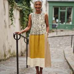 Robe midi Honorine moutarde portée dans une rue en escalier à Montmartre