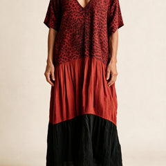 Robe longue Blandine, coloris rouge — buste léopard rouge, volant rouille et bas noir, vue de face