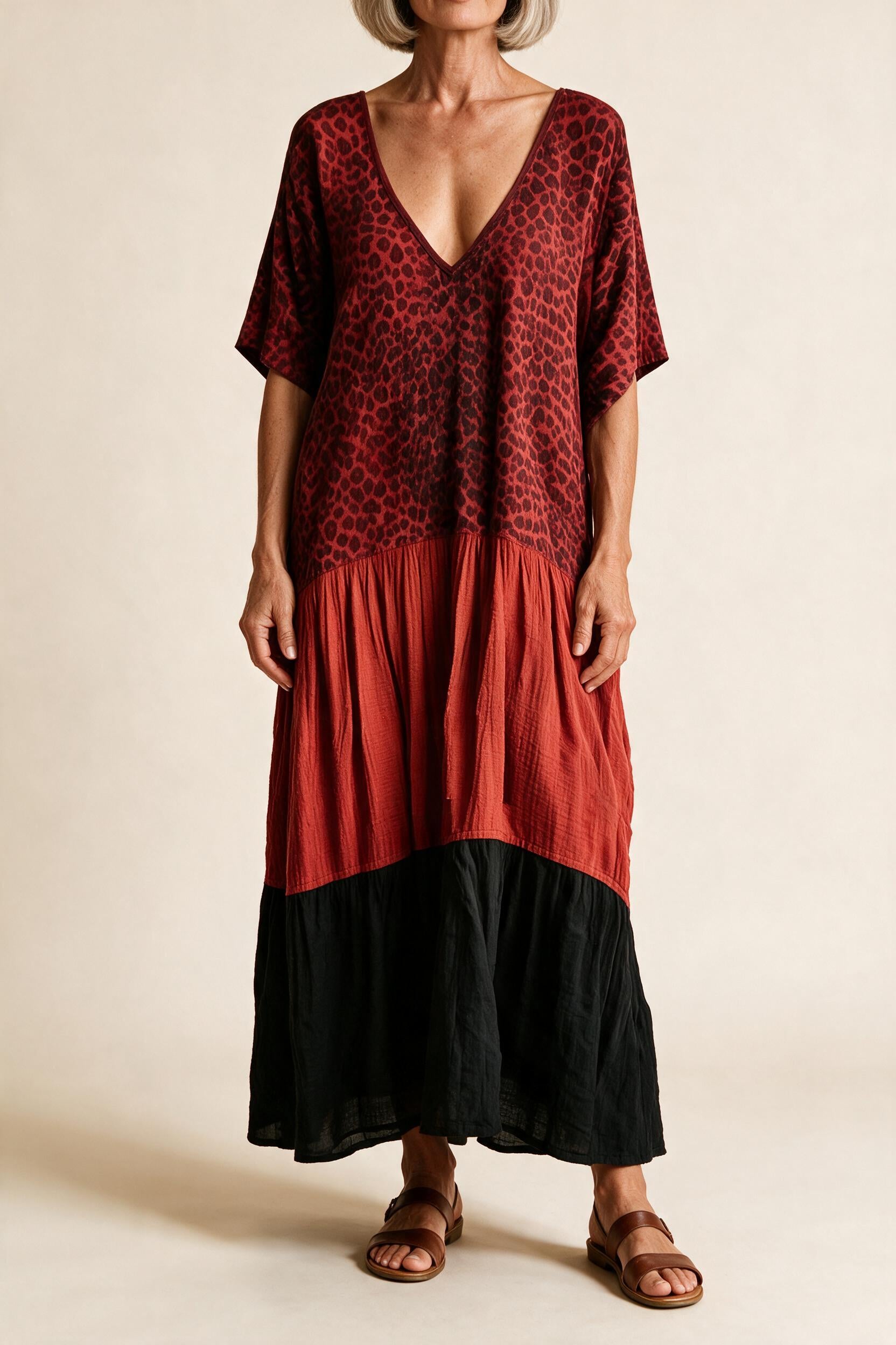 Robe longue Blandine, coloris rouge — buste léopard rouge, volant rouille et bas noir, vue de face