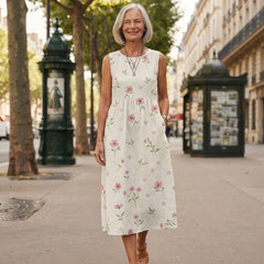 Robe midi Honorine blanche à fleurs roses sur un boulevard parisien bordé de platanes
