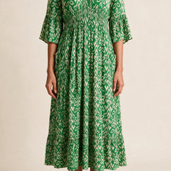 Robe midi Roseline, coloris vert — imprimé ikat, col en V, taille smockée et manches 3/4 à volant, vue de face