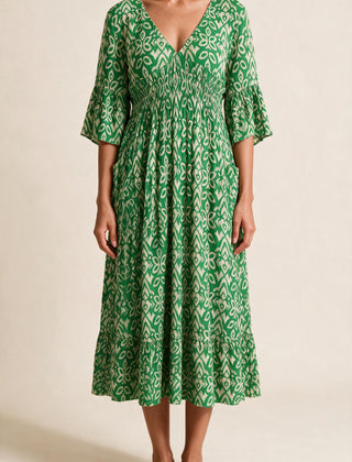 Robe midi Roseline, coloris vert — imprimé ikat, col en V, taille smockée et manches 3/4 à volant, vue de face