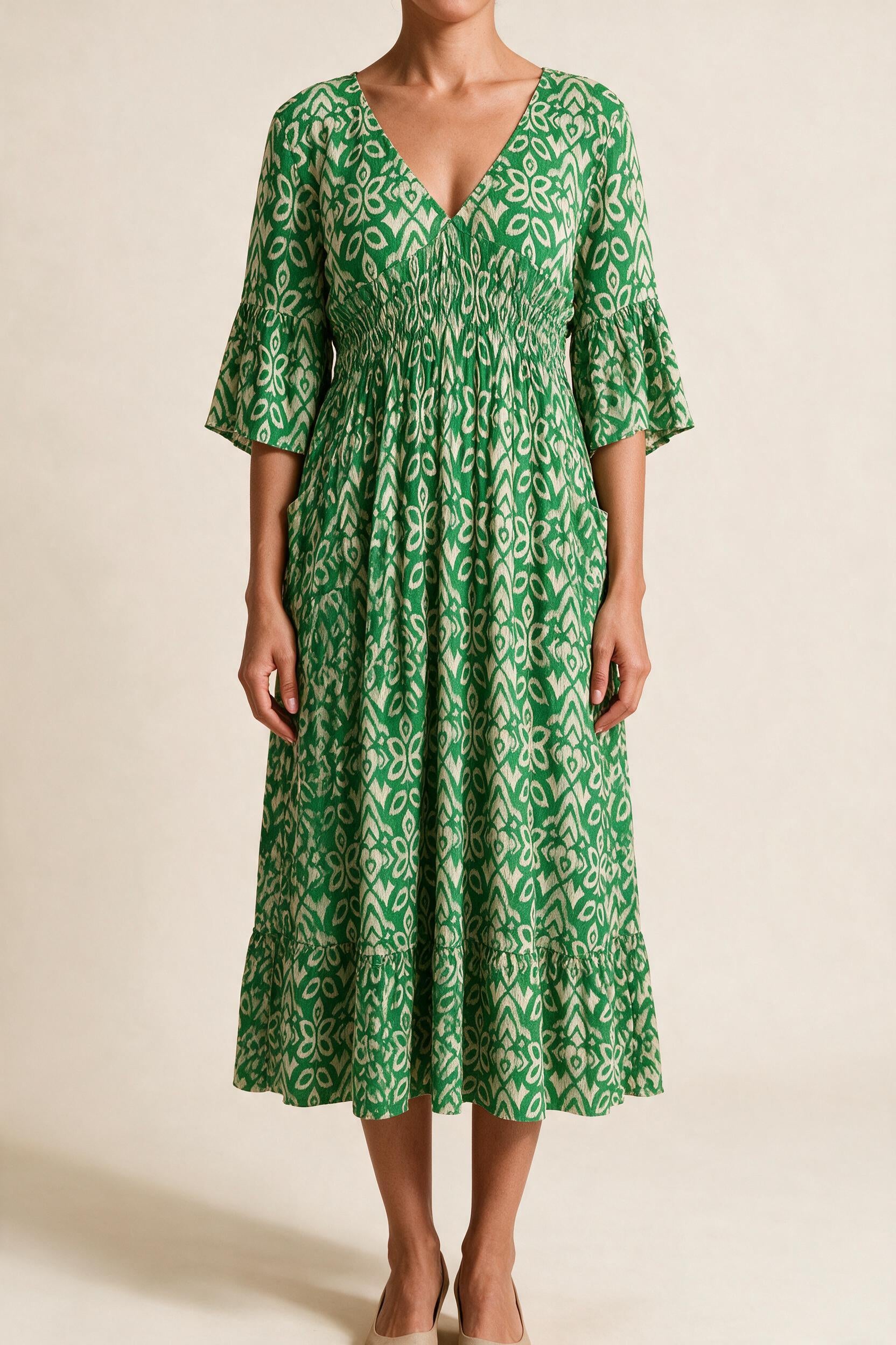 Robe midi Roseline, coloris vert — imprimé ikat, col en V, taille smockée et manches 3/4 à volant, vue de face