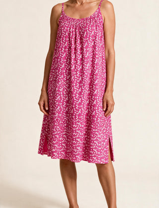Robe Véronique à fines bretelles, coloris rose à petites fleurs blanches, vue de face