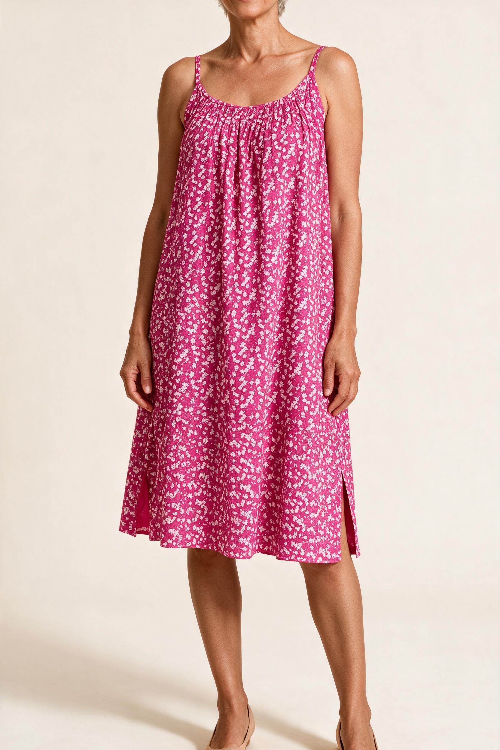 Robe Véronique à fines bretelles, coloris rose à petites fleurs blanches, vue de face
