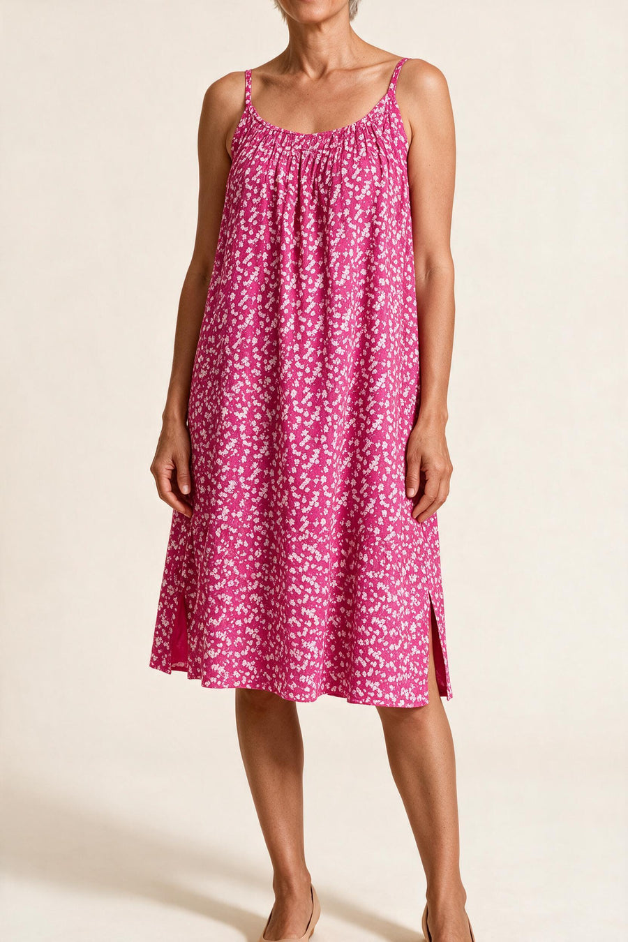 Robe Véronique à fines bretelles, coloris rose à petites fleurs blanches, vue de face