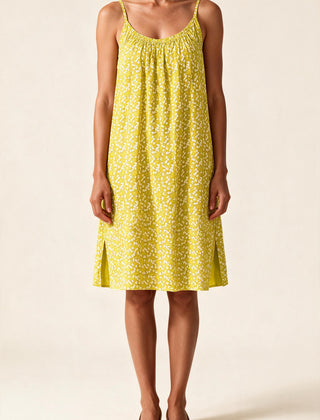 Robe Véronique à fines bretelles, coloris jaune à petites fleurs blanches, vue de face