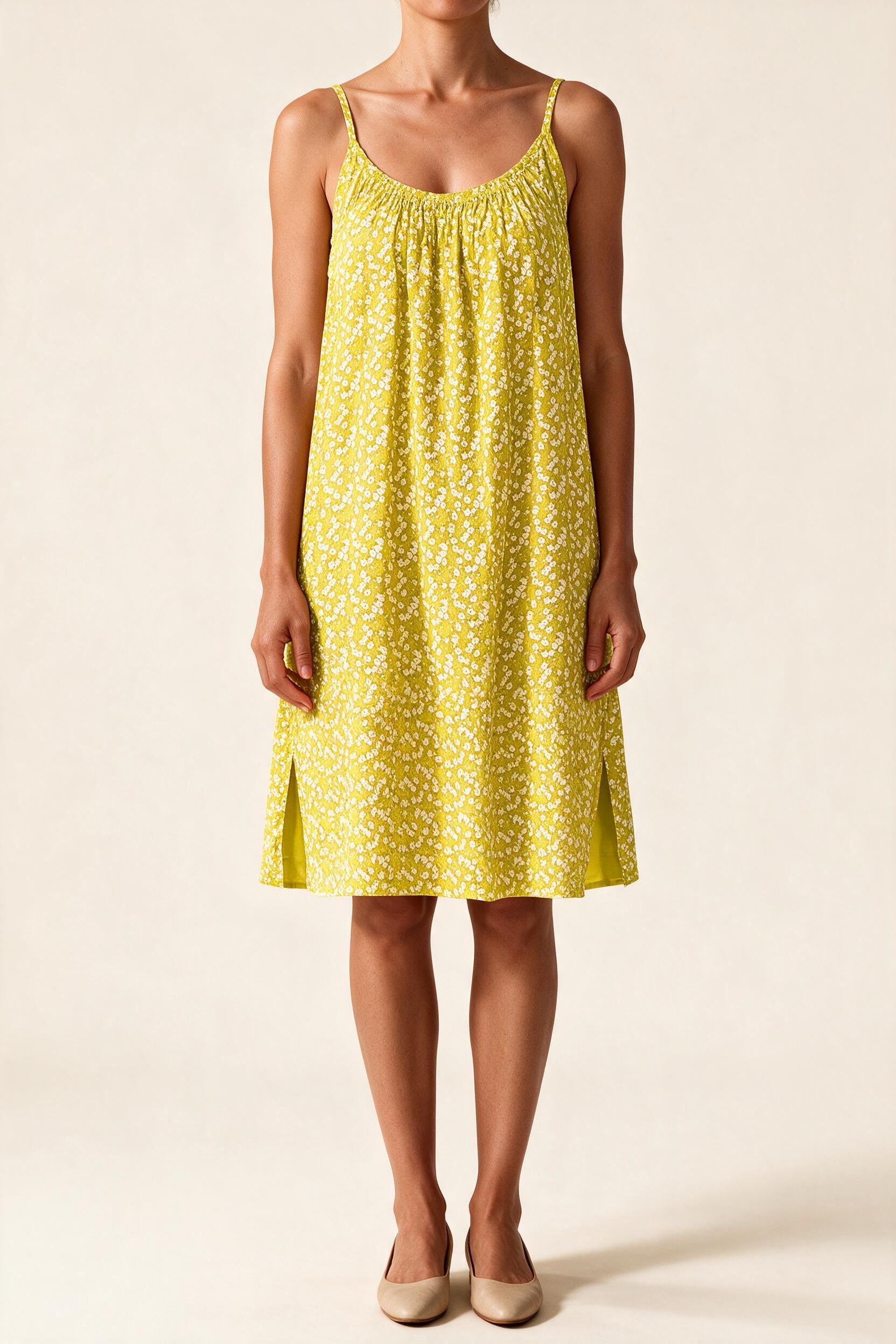 Robe Véronique à fines bretelles, coloris jaune à petites fleurs blanches, vue de face