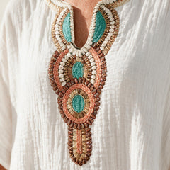 Détail du col brodé de la robe Hortense, perles turquoise, corail et crème