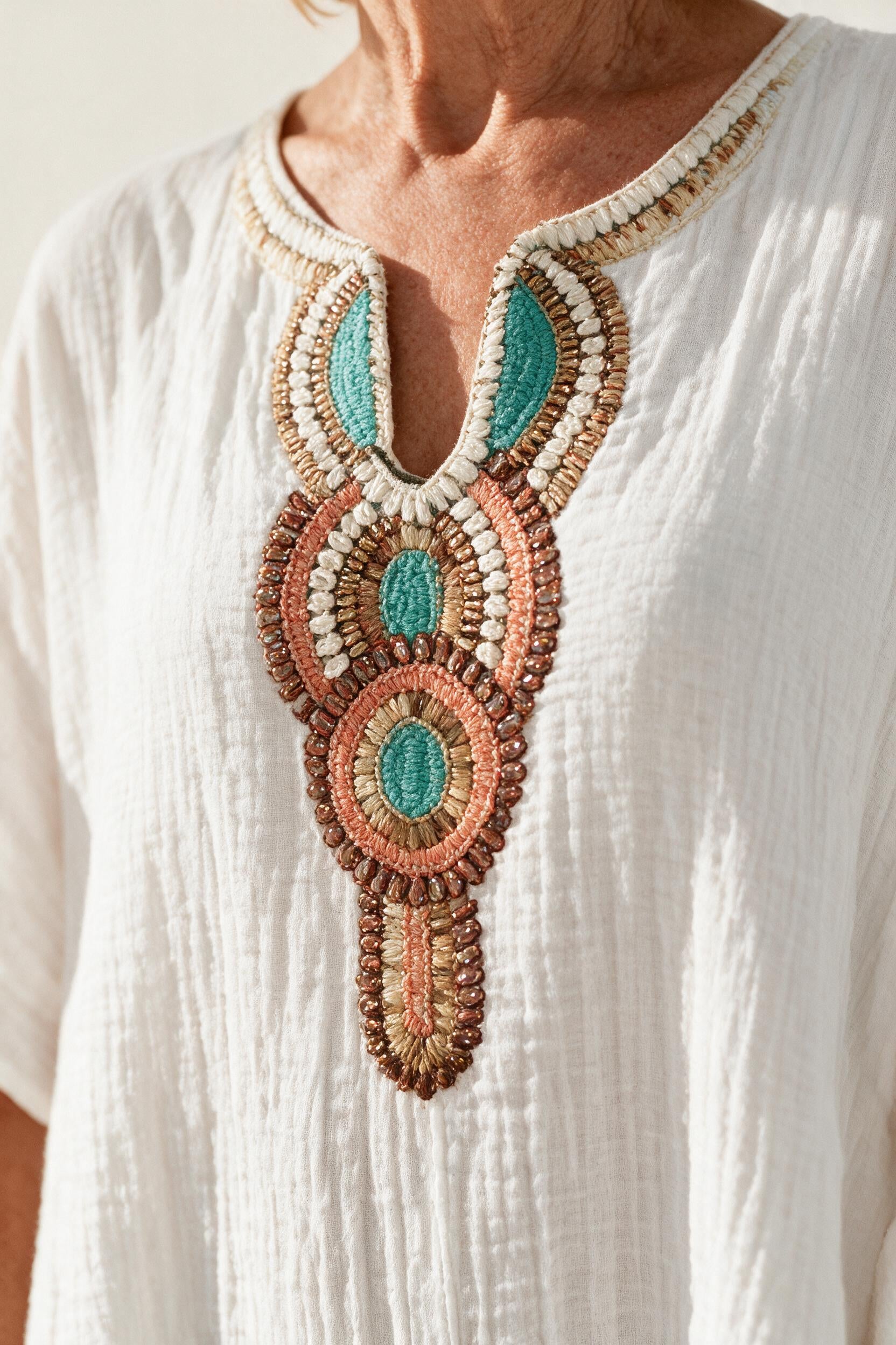 Détail du col brodé de la robe Hortense, perles turquoise, corail et crème