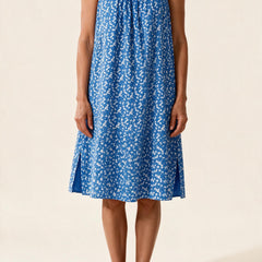 Robe Véronique à fines bretelles, coloris bleu à petites fleurs blanches, vue de face