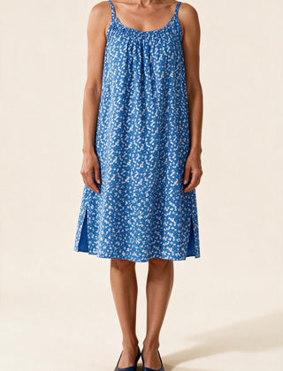 Robe Véronique à fines bretelles, coloris bleu à petites fleurs blanches, vue de face