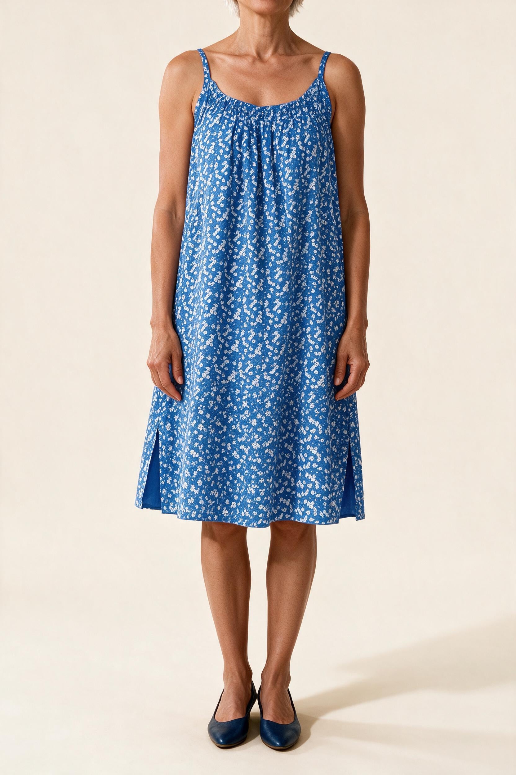 Robe Véronique à fines bretelles, coloris bleu à petites fleurs blanches, vue de face