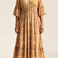 Robe midi Roseline, coloris jaune et orange — imprimé ikat, col en V, taille smockée et manches 3/4 à volant, vue de face
