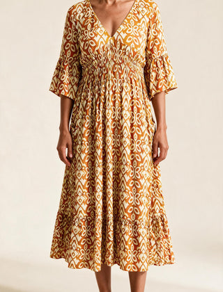 Robe midi Roseline, coloris jaune et orange — imprimé ikat, col en V, taille smockée et manches 3/4 à volant, vue de face
