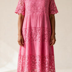Robe Adèle en dentelle rose vif à manches courtes