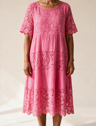 Robe Adèle en dentelle rose vif à manches courtes