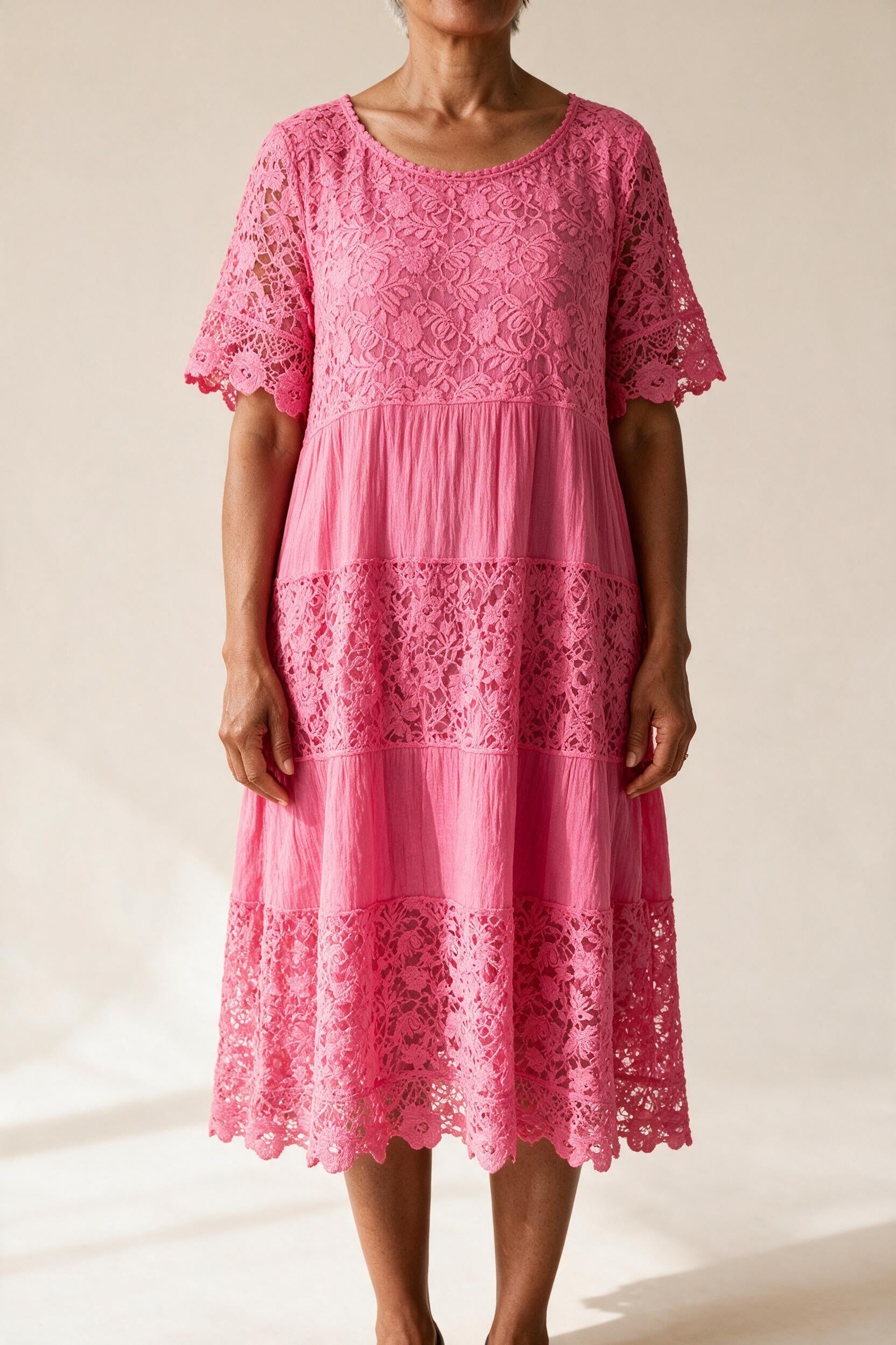 Robe Adèle en dentelle rose vif à manches courtes