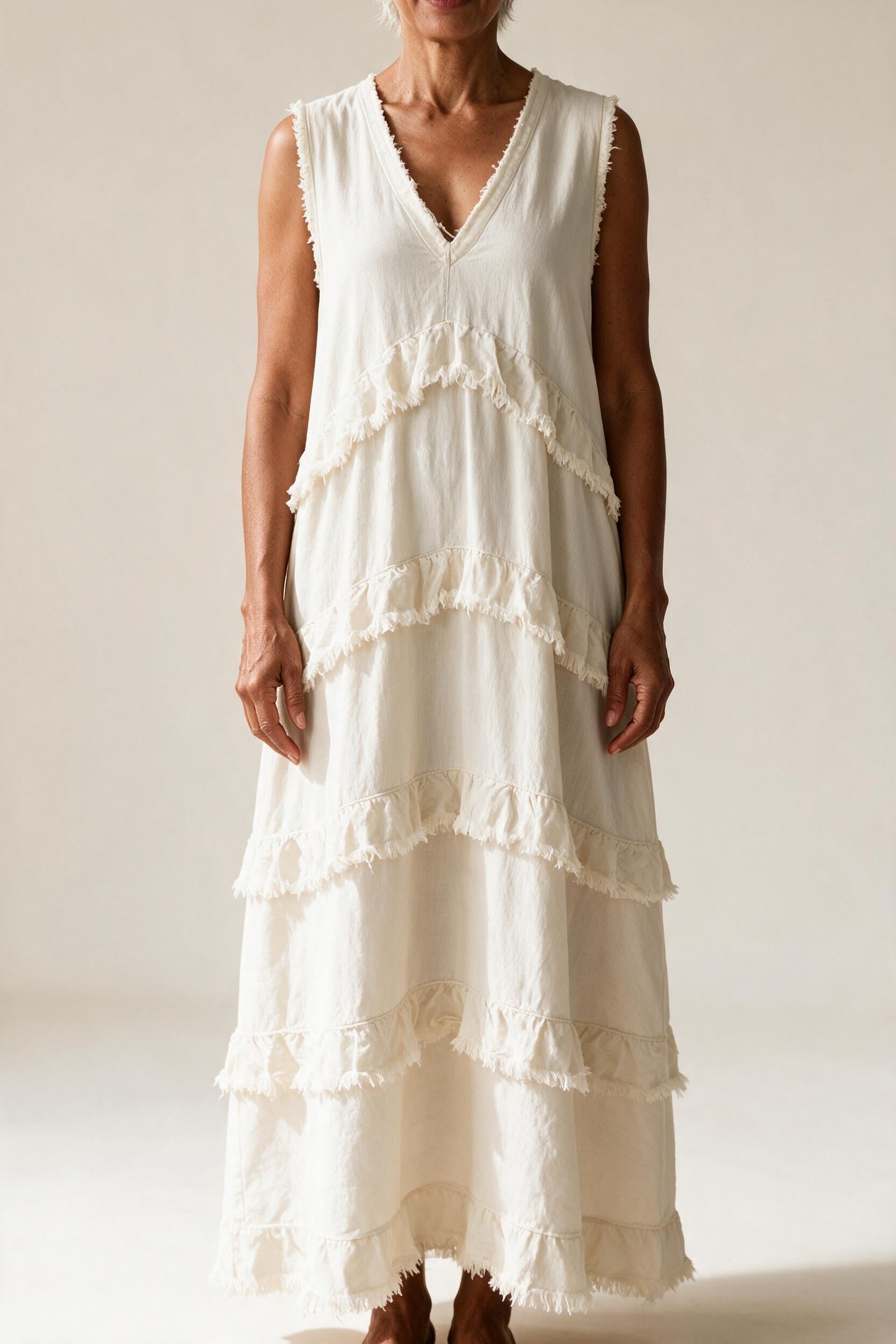 Robe Noémie blanche à volants superposés et col en V