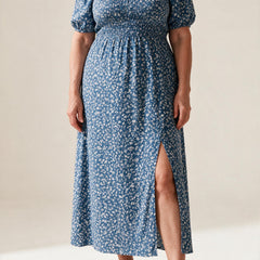Robe Gabrielle fleurie bleue à manches courtes et fente