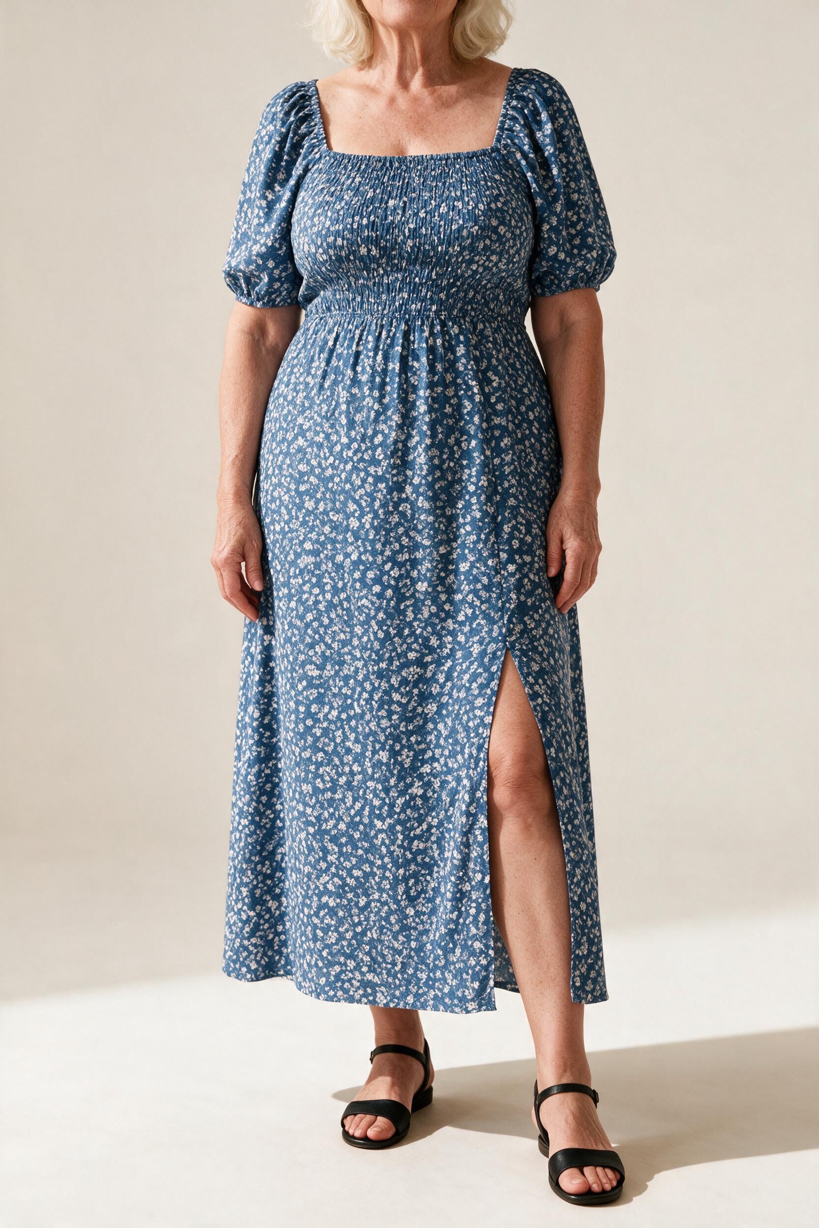 Robe Gabrielle fleurie bleue à manches courtes et fente