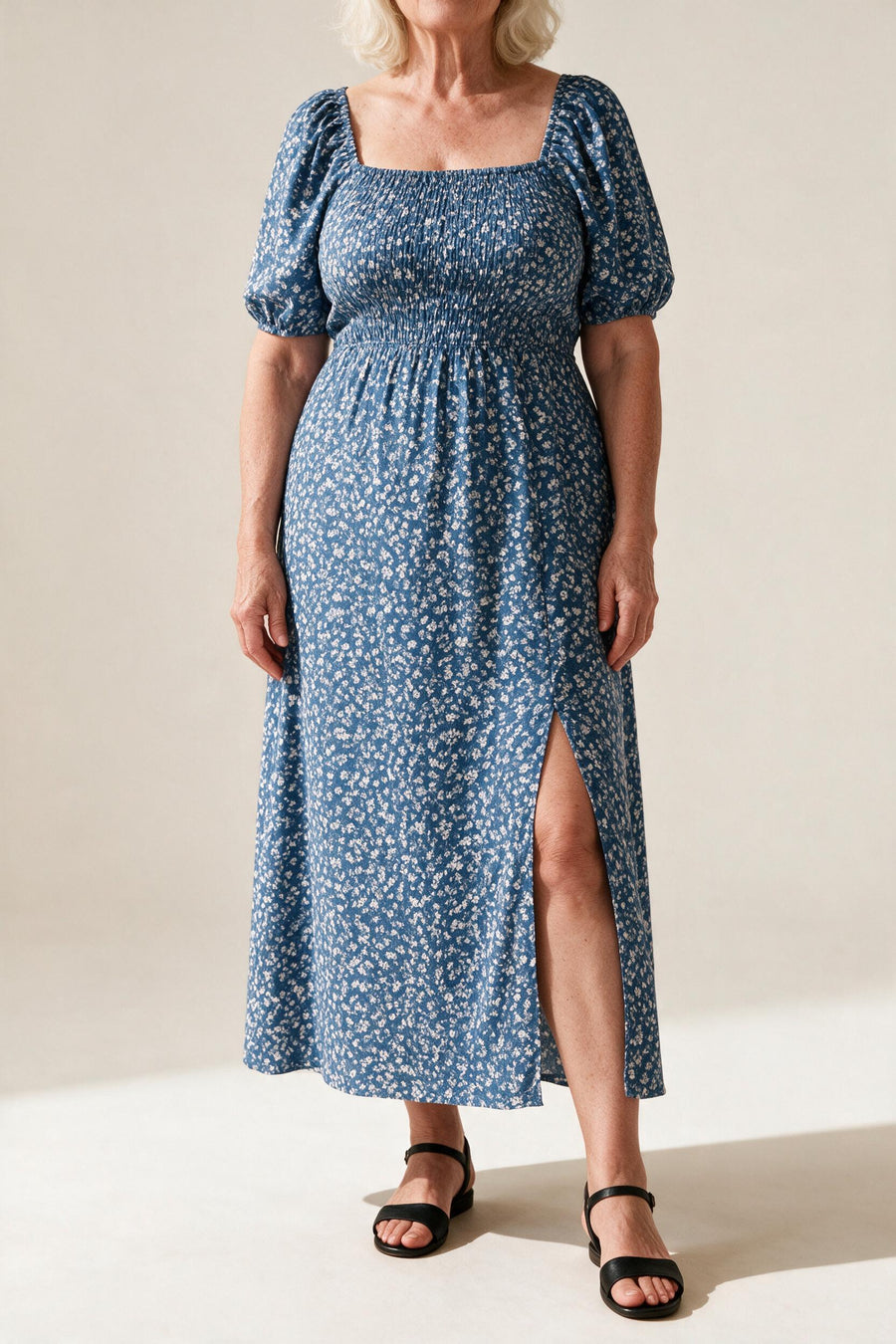 Robe Gabrielle fleurie bleue à manches courtes et fente