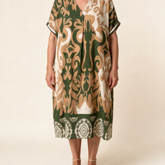 Robe midi Célestine en Vert Olivier, vue de face sur fond crème — coupe ample, col en V, bordure à médaillons