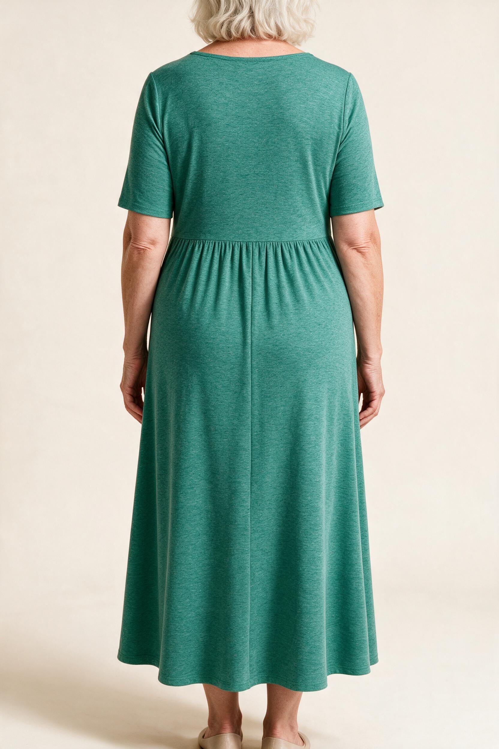 Robe longue Perrine vue de dos, encolure arrondie et couture froncée sous les omoplates