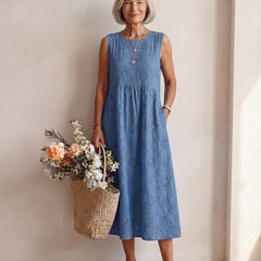Robe midi Honorine sans manches en broderie anglaise bleu, poches latérales visibles
