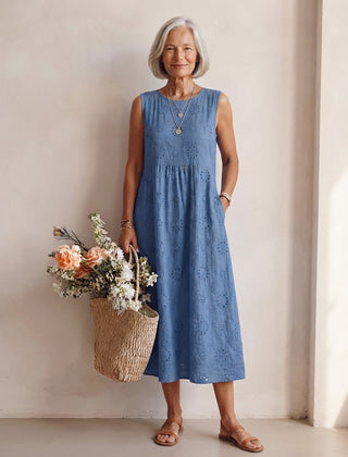 Robe midi Honorine sans manches en broderie anglaise bleu, poches latérales visibles