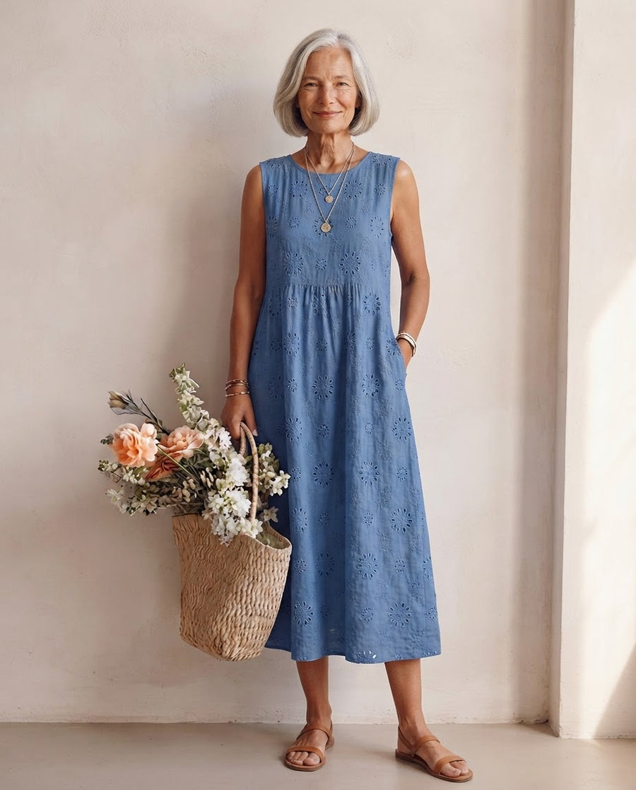 Robe midi Honorine sans manches en broderie anglaise bleu, poches latérales visibles