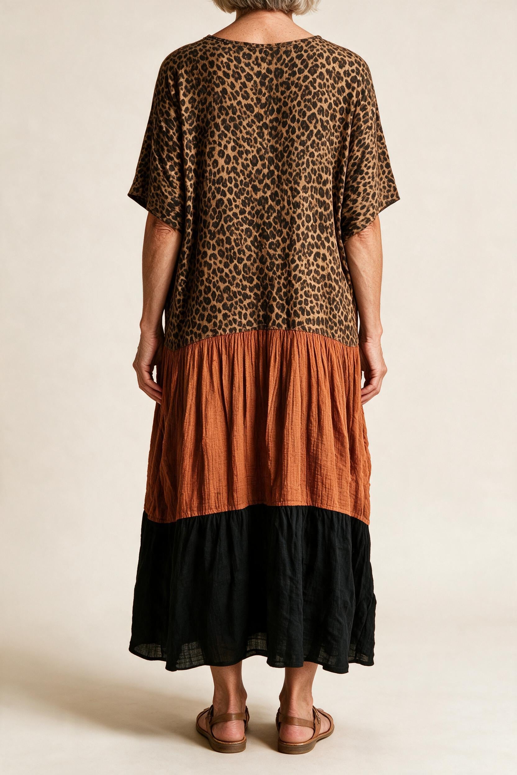 Robe longue Blandine vue de dos, buste léopard et jupe à volants superposés