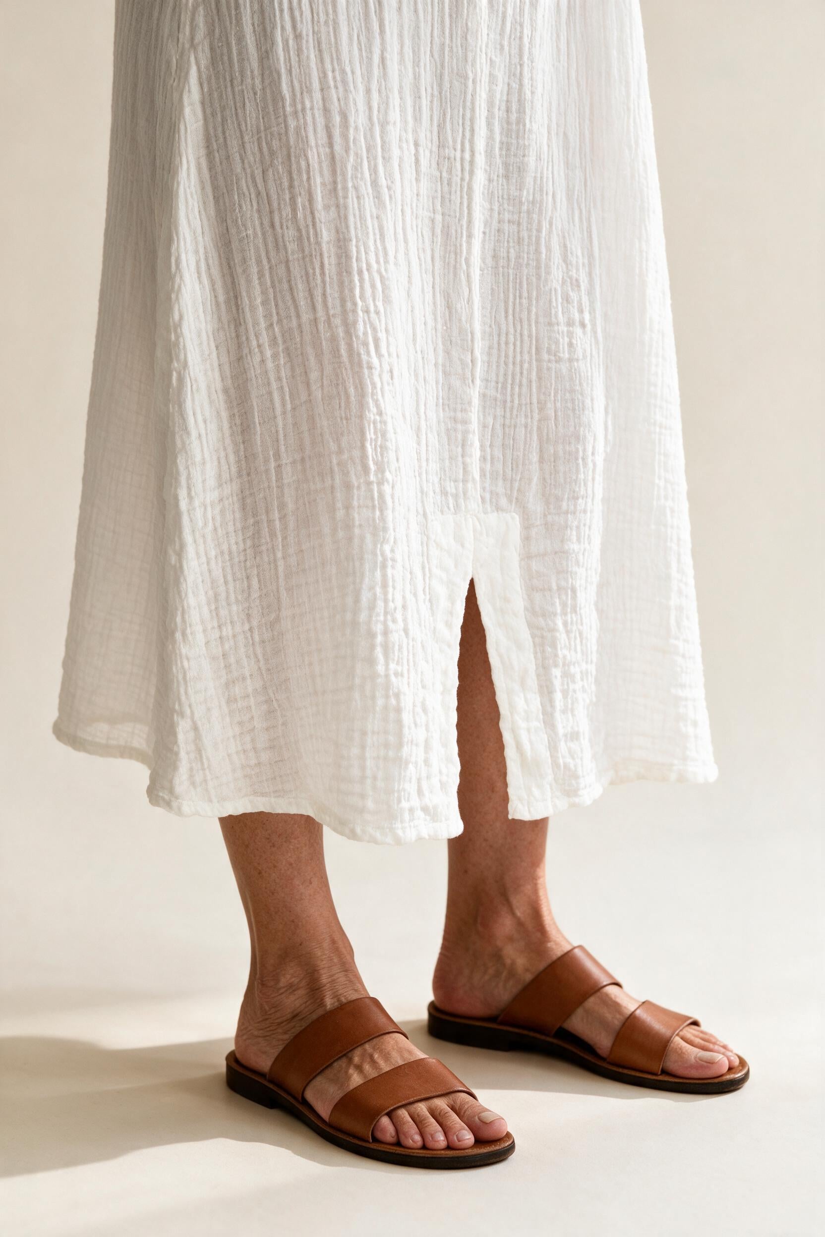 Détail de la fente et de la texture froissée de la robe Hortense