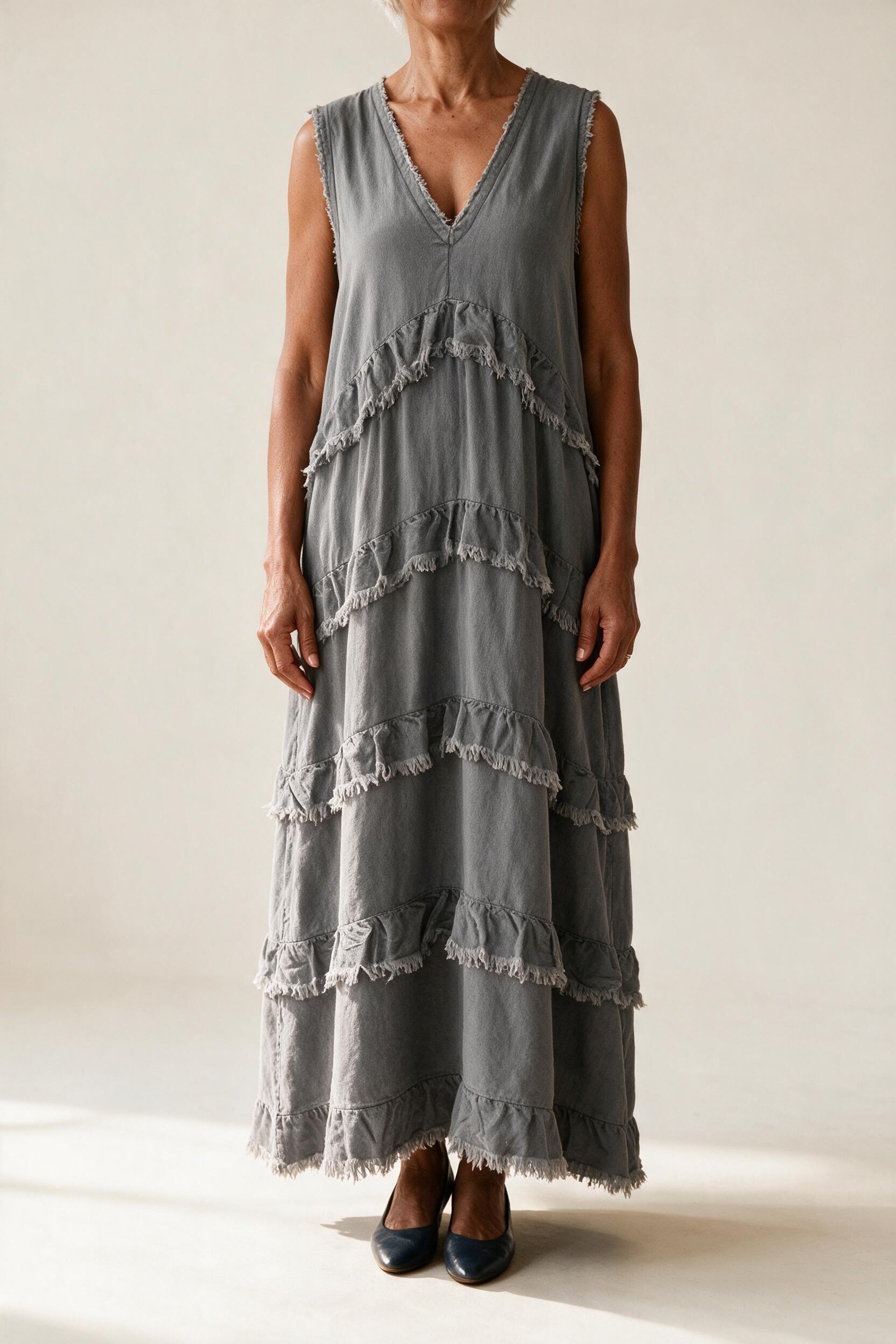 Robe Noémie grise à volants superposés et col en V