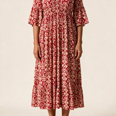 Robe midi Roseline, coloris rouge — imprimé ikat, col en V, taille smockée et manches 3/4 à volant, vue de face