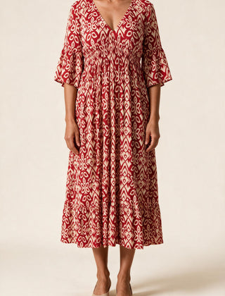 Robe midi Roseline, coloris rouge — imprimé ikat, col en V, taille smockée et manches 3/4 à volant, vue de face