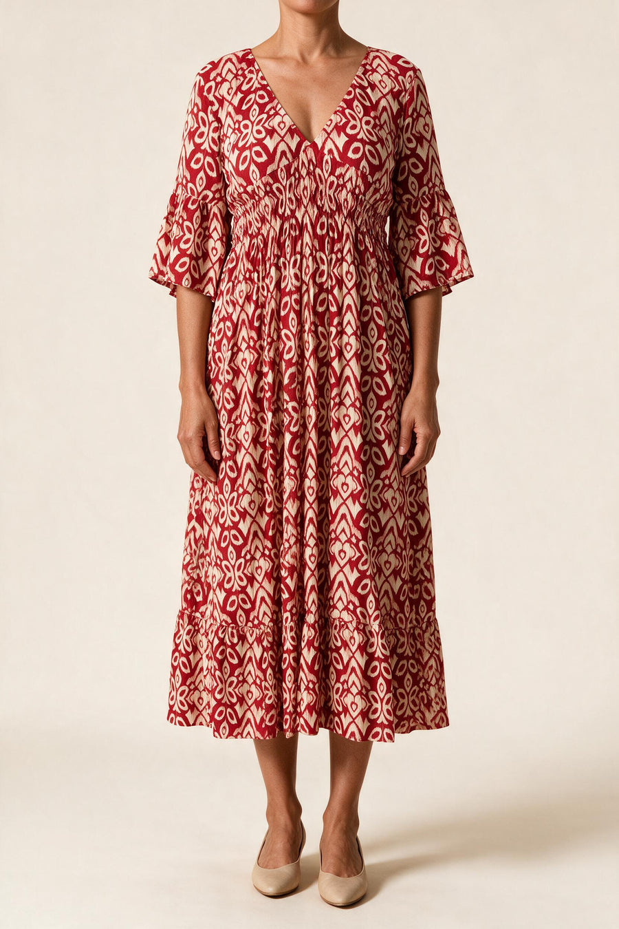 Robe midi Roseline, coloris rouge — imprimé ikat, col en V, taille smockée et manches 3/4 à volant, vue de face