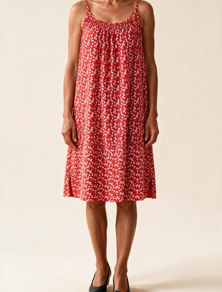 Robe Véronique à fines bretelles, coloris rouge à petites fleurs blanches, vue de face