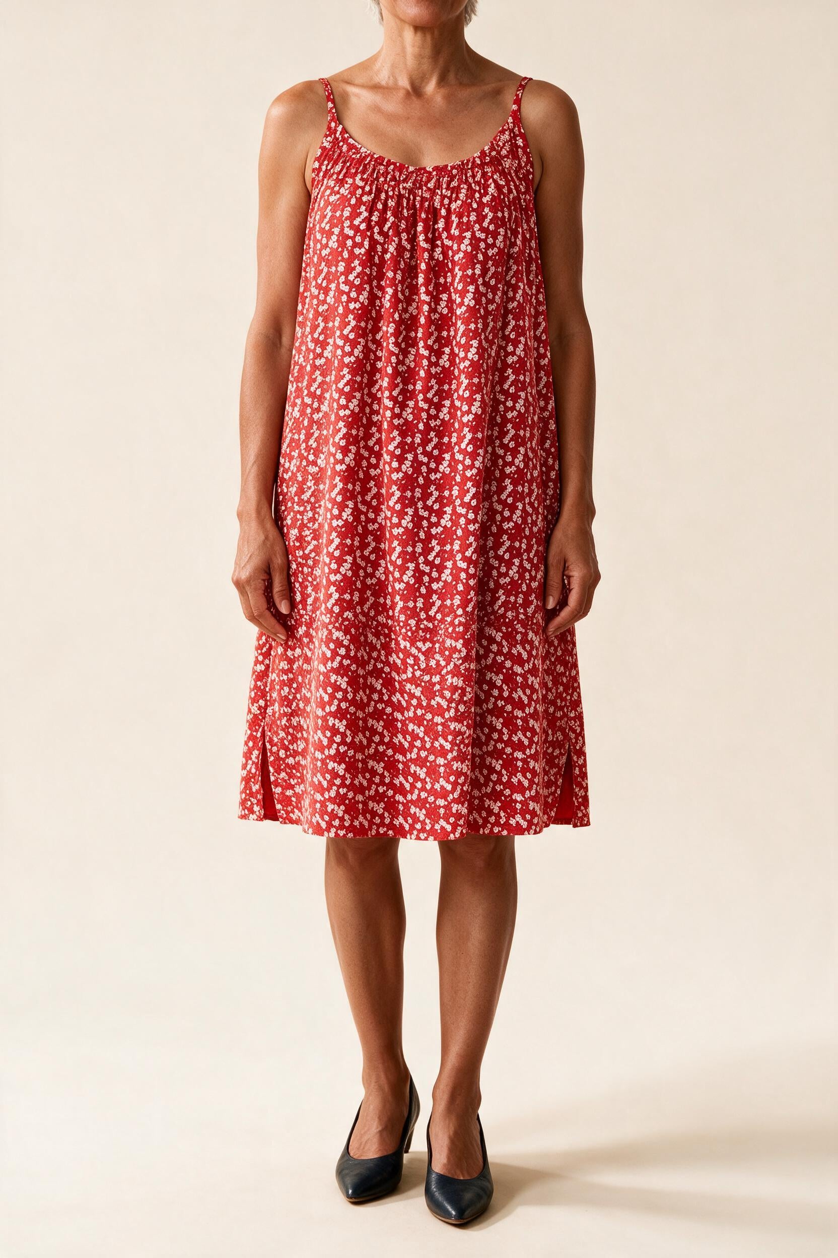 Robe Véronique à fines bretelles, coloris rouge à petites fleurs blanches, vue de face