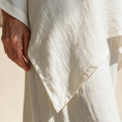 Détail de l'ourlet asymétrique et de la texture du tissu de l'ensemble Clémence