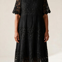 Robe Adèle en dentelle noire à manches courtes