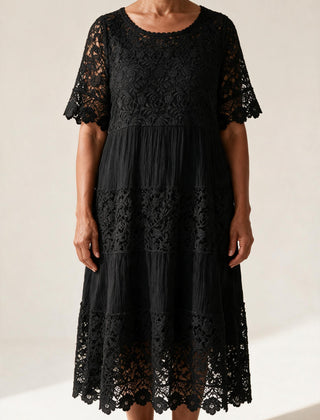 Robe Adèle en dentelle noire à manches courtes