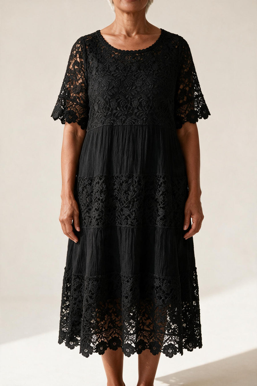 Robe Adèle en dentelle noire à manches courtes