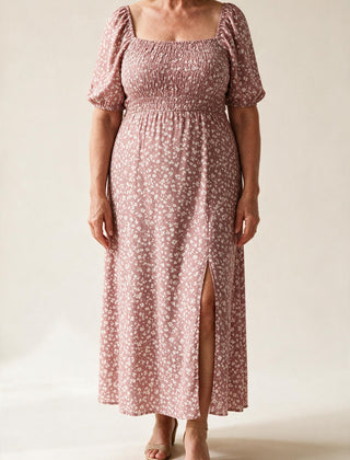 Robe Gabrielle fleurie rose à manches courtes et fente