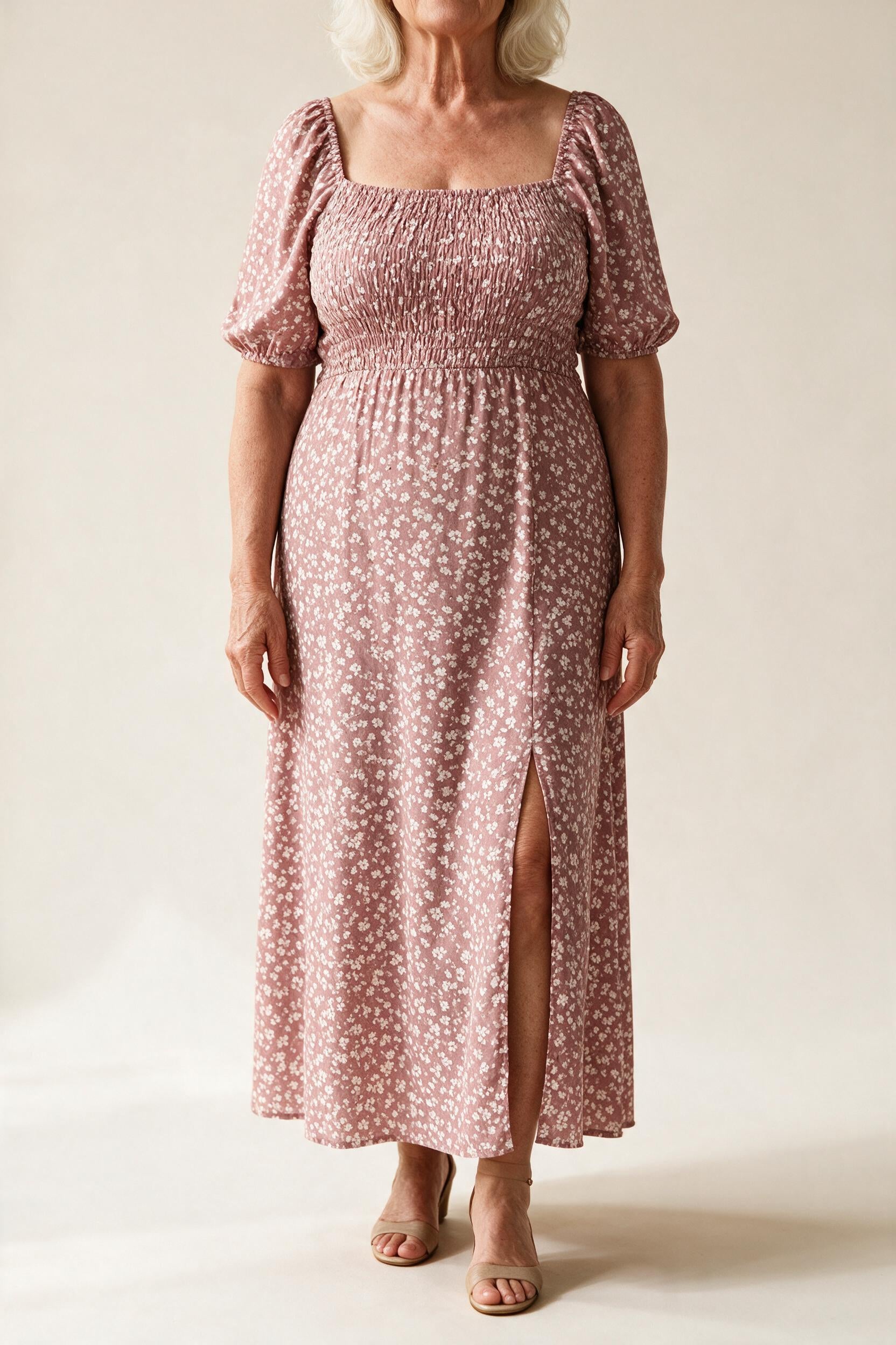 Robe Gabrielle fleurie rose à manches courtes et fente