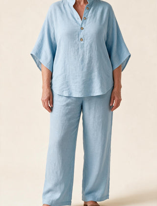 Ensemble Clarisse en lin, coloris bleu clair — tunique à col montant et pantalon large, vue de face