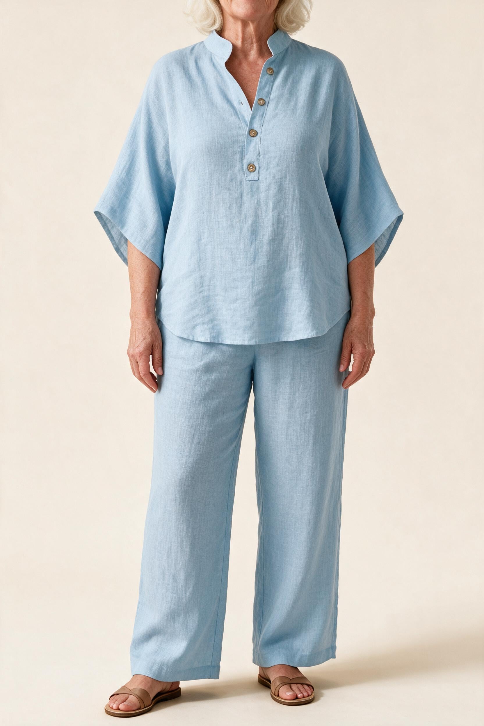Ensemble Clarisse en lin, coloris bleu clair — tunique à col montant et pantalon large, vue de face